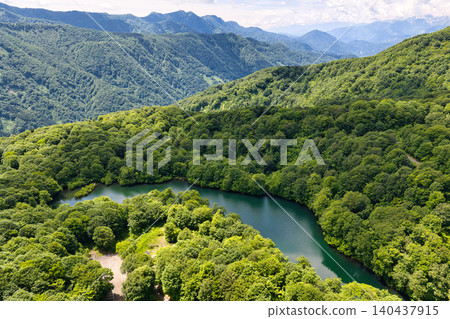 Kamachi, surrounded by fresh greenery, Otari Village, Nagano Prefecture (aerial photograph taken by drone) 140437915