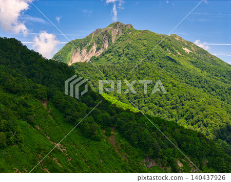 雄偉的長野縣小谷村天陽山(無人機空拍照片) 雄偉的長野縣小谷村天陽山(無人機空拍照片) 140437926