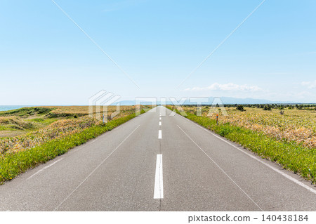 Straight road (image) 140438184