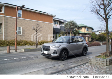 混合動力SUV多用途車在路上行駛 140438345