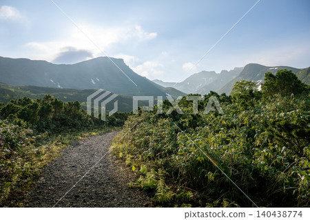 從上富良野町的三段山拍攝的十勝山脈,火山噴發出滾滾濃煙。 從上富良野町的三段山拍攝的十勝山脈,火山噴發出滾滾濃煙。 140438774