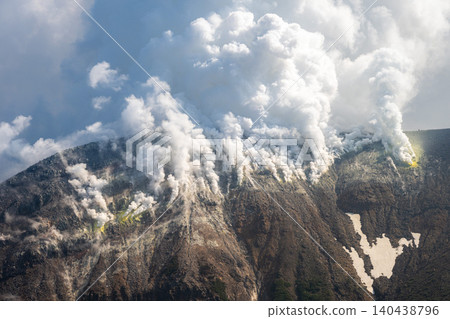 從上富良野町的三段山拍攝的十勝山脈,火山噴發出滾滾濃煙。 從上富良野町的三段山拍攝的十勝山脈,火山噴發出滾滾濃煙。 140438796