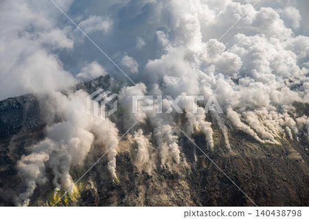 從上富良野町的三段山拍攝的十勝山脈,火山噴發出滾滾濃煙。 從上富良野町的三段山拍攝的十勝山脈,火山噴發出滾滾濃煙。 140438798
