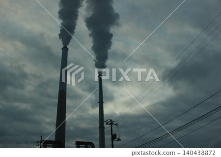 城市甦醒,煙霧繚繞。沐浴在晨光中的工業區,不禁令人對地球的未來產生疑問。 城市甦醒,煙霧繚繞。沐浴在晨光中的工業區,不禁令人對地球的未來產生疑問。 140438872