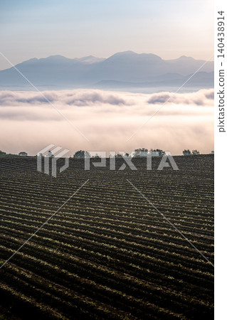 從富良野市的一座小山上拍攝的風景照,展現了十勝山脈、雲海和原野。 從富良野市的一座小山上拍攝的風景照,展現了十勝山脈、雲海和原野。 140438914