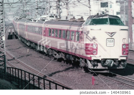 20 世紀 70 年代日本國鐵特快列車「翼」485 系列 200 系列列車運行中的場景。 140438961