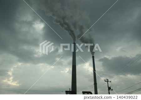In Shunan City, Yamaguchi Prefecture, smoke rises from the chimneys of the Shunan industrial complex, illuminated by the rising sun, creating a scene of dawn. In Shunan City, Yamaguchi Prefecture, smoke rises from the chimneys of the Shunan industrial complex, illuminated by the rising sun, creating a scene of dawn. 140439022