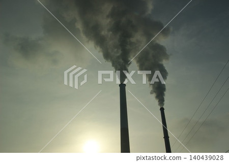 In Shunan City, Yamaguchi Prefecture, smoke rises from the chimneys of the Shunan industrial complex, illuminated by the rising sun, creating a scene of dawn. In Shunan City, Yamaguchi Prefecture, smoke rises from the chimneys of the Shunan industrial complex, illuminated by the rising sun, creating a scene of dawn. 140439028