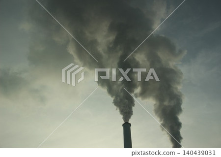 In Shunan City, Yamaguchi Prefecture, smoke rises from the chimneys of the Shunan industrial complex, illuminated by the rising sun, creating a scene of dawn. In Shunan City, Yamaguchi Prefecture, smoke rises from the chimneys of the Shunan industrial complex, illuminated by the rising sun, creating a scene of dawn. 140439031