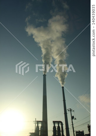 In Shunan City, Yamaguchi Prefecture, smoke rises from the chimneys of the Shunan industrial complex, illuminated by the rising sun, creating a scene of dawn. In Shunan City, Yamaguchi Prefecture, smoke rises from the chimneys of the Shunan industrial complex, illuminated by the rising sun, creating a scene of dawn. 140439035