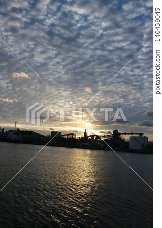 In Shunan City, Yamaguchi Prefecture, smoke rises from the chimneys of the Shunan industrial complex, illuminated by the rising sun, creating a scene of dawn. In Shunan City, Yamaguchi Prefecture, smoke rises from the chimneys of the Shunan industrial complex, illuminated by the rising sun, creating a scene of dawn. 140439045