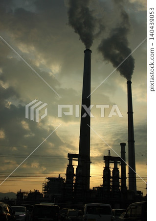 In Shunan City, Yamaguchi Prefecture, smoke rises from the chimneys of the Shunan industrial complex, illuminated by the rising sun, creating a scene of dawn. In Shunan City, Yamaguchi Prefecture, smoke rises from the chimneys of the Shunan industrial complex, illuminated by the rising sun, creating a scene of dawn. 140439053