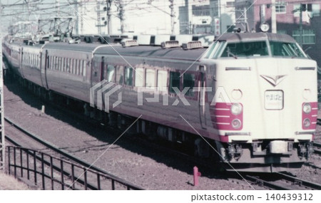 1970 年代，一列 485 系列 200 系列特快列車「山波」在東北本線西日暮裡附近運行。 140439312