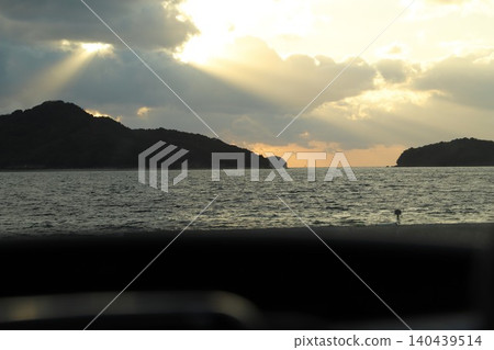 天空變幻莫測的色彩,夕陽西下時分映照瀨戶內海的迷人光影,以及地球展現出的美麗輪廓。 天空變幻莫測的色彩,夕陽西下時分映照瀨戶內海的迷人光影,以及地球展現出的美麗輪廓。 140439514