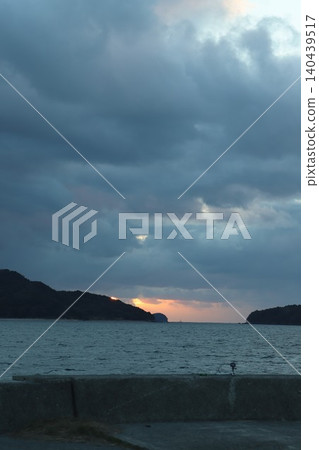 The ever-changing colors of the sky. The magic hour light that paints the Seto Inland Sea, and the beautiful boundaries that the Earth reveals. 140439517