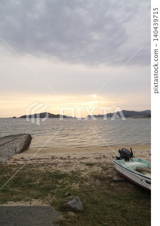 Magic hour, Seto Inland Sea, sunset, sky, gradient, twilight, evening glow, global environment, background material Magic hour, Seto Inland Sea, sunset, sky, gradient, twilight, evening glow, global environment, background material 140439715