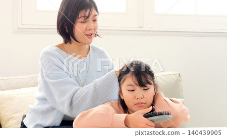 The image of tying your hair The image of tying your hair 140439905