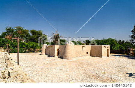Exterior view of the historic Jawatha Mosque built with traditional mud brick under a clear blue sky in Al Ahsa, Saudi Arabia. 140440148