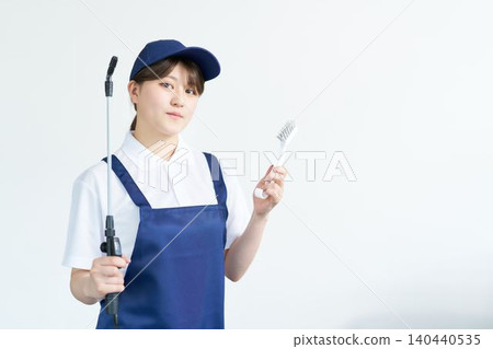 一位女員工手持清潔用品的肖像 140440535