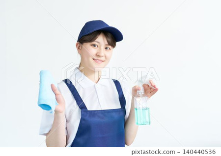 一位女員工手持清潔用品的肖像 140440536