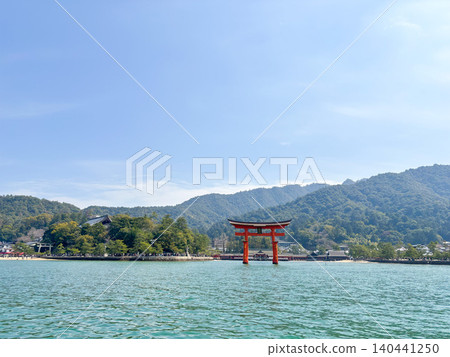 從海上看到的嚴島神社大鳥居 從海上看到的嚴島神社大鳥居 140441250