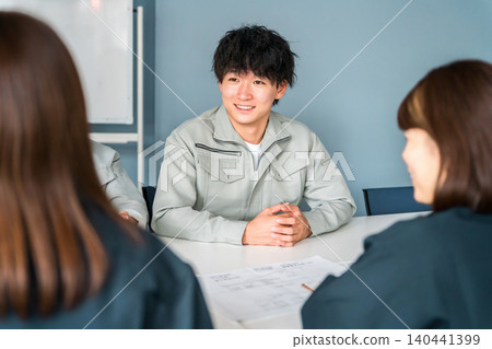 身著工作服的商務人士在辦公室、工作場所或會議室開會。 身著工作服的商務人士在辦公室、工作場所或會議室開會。 140441399
