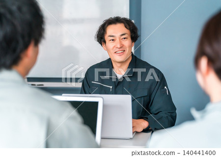 身著工作服的商務人士在辦公室、工作場所或會議室開會。 身著工作服的商務人士在辦公室、工作場所或會議室開會。 140441400