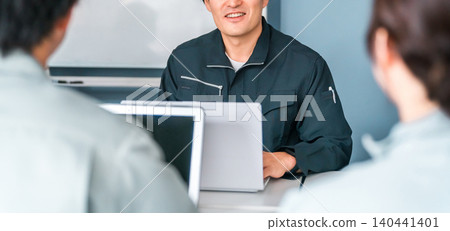 身著工作服的商務人士在辦公室、工作場所或會議室開會。 身著工作服的商務人士在辦公室、工作場所或會議室開會。 140441401
