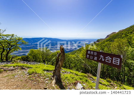 從藤原山九合目眺望木曾三川和伊勢灣 從藤原山九合目眺望木曾三川和伊勢灣 140441723