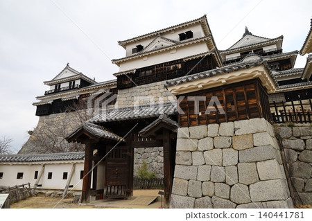 這是位於愛媛郡松山市的松山城內部景象。 140441781