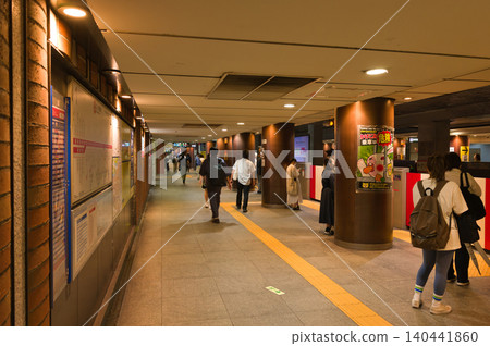 [Tokyo] Otemachi Station platform crowded during morning commute in May 140441860