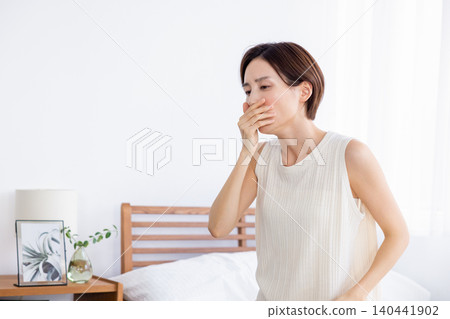 一位女士早上感到身體不適,並伴隨噁心。 一位女士早上感到身體不適,並伴隨噁心。 140441902