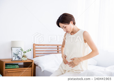 一位女士早上感覺身體不適，胃痛。 140441903