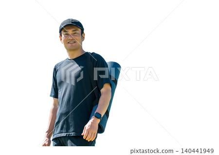 一名男子手持瑜珈墊(運動、健身、瑜珈、運動、伸展) 一名男子手持瑜珈墊(運動、健身、瑜珈、運動、伸展) 140441949