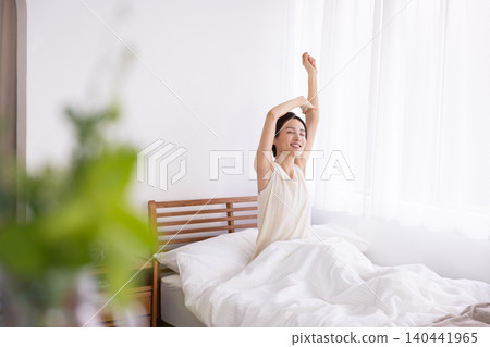 早上熟睡後醒來神清氣爽的女人 早上熟睡後醒來神清氣爽的女人 140441965
