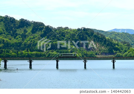 A diesel train crossing the full Kinshu Lake. 140442063