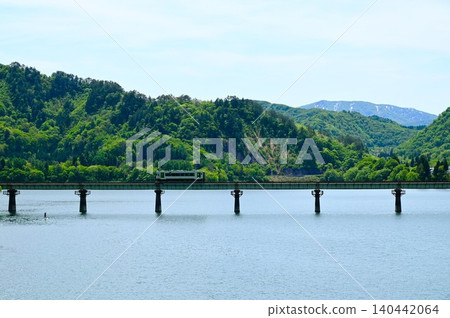 一列柴油火車駛過滿溢的錦州湖。 一列柴油火車駛過滿溢的錦州湖。 140442064