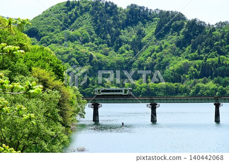A diesel train crossing the full Kinshu Lake. 140442068