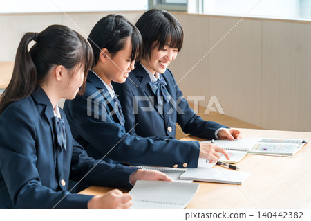 Junior high school students, high school students, and high school girls (friends) studying together at the library or children's center, studying for tests Junior high school students, high school students, and high school girls (friends) studying together at the library or children's center, studying for tests 140442382