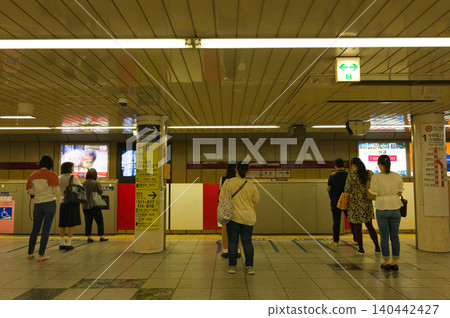 [Tokyo] Shinjuku Station crowded during the morning commute in May 140442427