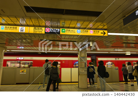 【東京】五月早高峰期間,新宿站人潮擁擠 【東京】五月早高峰期間,新宿站人潮擁擠 140442430