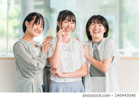 穿著休閒服的小學和國中女生朋友們 穿著休閒服的小學和國中女生朋友們 140443046