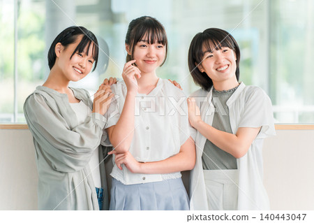 Elementary and junior high school girls in casual clothes with friends Elementary and junior high school girls in casual clothes with friends 140443047