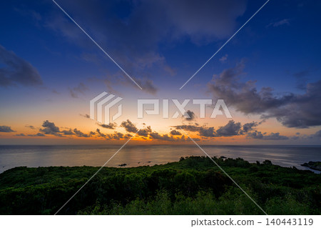 從玉取崎展望台俯瞰石垣島海上日出,景色令人嘆為觀止。 從玉取崎展望台俯瞰石垣島海上日出,景色令人嘆為觀止。 140443119
