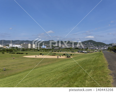 稻川體育公園,一個熱鬧的河畔公園。 稻川體育公園,一個熱鬧的河畔公園。 140443208