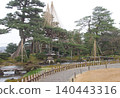 Snow-covered trees and Japanese gardens at Kenrokuen Garden, Kanazawa City, Ishikawa Prefecture 140443316