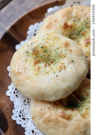 用米粉和豆腐製作的無麩質自製起司麵包 用米粉和豆腐製作的無麩質自製起司麵包 140443406