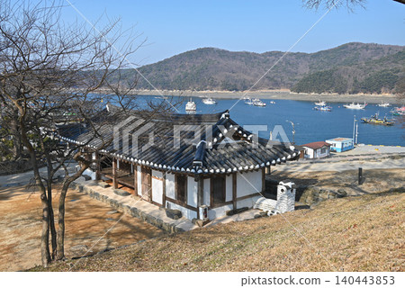 [South Korea/Boryeong City] The historical site of Suyeongseong Fortress on the west coast of South Korea and the scenery of Ocheon Port stretching out behind it. 140443853