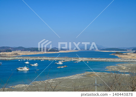 [韓國/保連市] 保連海堤的景色，它分隔了韓國西海岸的黃海和保連湖。 140443878