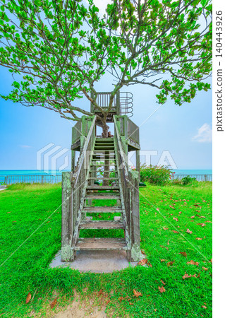 從位於石垣島海灘上的南之濱町綠色公園的觀景台上看到的景色。 從位於石垣島海灘上的南之濱町綠色公園的觀景台上看到的景色。 140443926